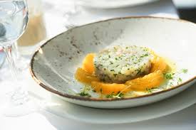 Portrait de profil d’une personne autochtone.