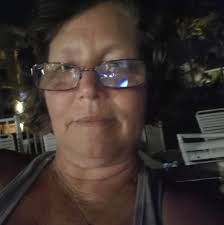 What local restaurants serve crab and shrimp in Indian Shores Beach area?