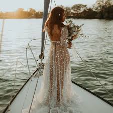 More and more brides are looking for a 20s downtown abbey wedding dress and a flowing vintage look, but what is a 20s wedding dress? 30 Best 1920s Inspired Wedding Dresses Of 2021