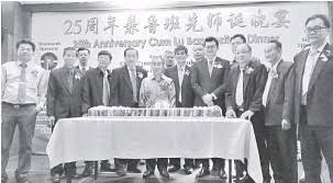 Hutan sarawak dan mewujudkan perbadanan perhutanan sarawak pada tahun 1995.136137 pusat biodiversiti sarawak ditubuhkan pada tahun 1997 sarawak adalah salah satu daripada pengeksport kayu kayu tropika terbesar di dunia, yang membentuk 65% daripada jumlah eksport log malaysia. Kerajaan Agresif Pastikan Kelestarian Industri Kayu Ia Dilaksana Menerusi Agensi Pelaksana Iaitu Perbadanan Kemajuan Perusahaan Kayu Sarawak Awang Tengah Pressreader