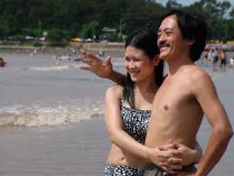 Nhiều bạn bè, đồng nghiệp, cùng khán giả đã gửi tiền vào tài khoản. Giang Coi Ä'a Chia Tay NgÆ°á»i Vá»£ 2 Kem 25 Tuá»•i