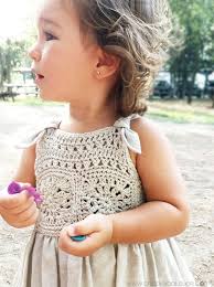 Bazı altında kumaş üstünde tığ işi örgü olan kız bebek elbiselerine çanta ve örgü şort dikerek şık kombinler elde etmişler. Ustu Orgu Alti Kumas Elbise Modelleri Mimuu Com Baby Knitting Patterns Orgu Sirin Elbiseler