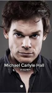 Michael Carlyle Hall [ˈmaɪkəl kɑːɹˈlaɪl hɔl] est un acteur et producteur  américain, né le 1ᵉʳ février 1971 à Raleigh. Il est principalement connu  pour son rôle de David Fisher dans la série télévisée ...