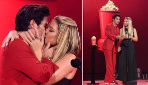 Apr 19, 2021 · on may 16, mtv will air the 2021 movie & tv awards telecast from the palladium in los angeles, honoring the biggest and best in film and television. Chase Stokes And Madelyn Cline Lock Lips While Accepting Best Kiss Award At 2021 Mtv Movie