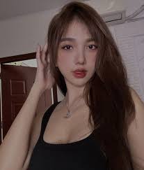 Tình cũ Hoàng Đức diện áo cúp ngực khoe vai trần gợi cảm