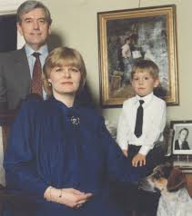 Bilunar, de două ori pe lună. Principesa Elena Cea De A Doua FiicÄƒ A Regelui Mihai Cu Primul SoÅ£ Leslie Robin Medford Mills Si Fiu Romanian Royal Family Royal Family Going To University