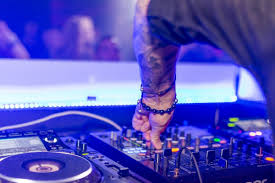 No creo que te dejen entrar en tejanos.it's a really pretentious nightclub. Apertura Delle Discoteche In Italia Quali Regioni Partono Prima E Da Quando