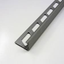 Besoin d'une cornière de finition alu pour masquer la périphérie d'une porte d'entrée, d'une verrière ou d'une porte de garage? Corniere Pvc Gris Au Meilleur Prix Leroy Merlin