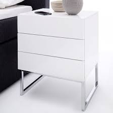 Complement your bedroom furniture with an elegant bedside table. Strada Contemporary Bedside Cabinet In White High Gloss With Chrome Legs With 3 Drawers Offers A Modern Style Nachttisch Weiss Kommode Modern Kommode Hochglanz