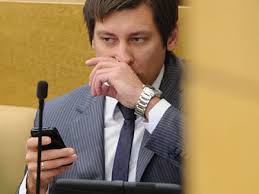 Гудков также подчеркнул, что продолжит заниматься политической деятельностью, пообещав уточнить формат позже. Biografiya Dmitrij Gudkov