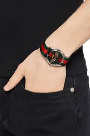 Ces pièces mettent à l'honneur des animaux déchus de tous comme les serpents, les abeilles et les tigres de par leur dangerosité. Le Marche Des Merveilles Watch Gucci Adefra Us