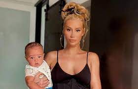 Iggy azalea keeps her look makeup free for travel: Rapper Iggy Azalea Shares A Rare Selfie Without Makeup On Instagram