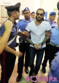 L'ex re dei paparazzi ha deciso di cambiare look tagliandosi i capelli a zero. Fabrizio Corona Riappare In Pubblico Barba E Capelli Lunghi Foto