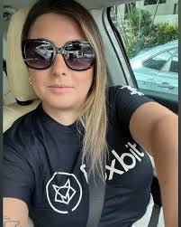 Jessica Wayne's Instagram, Twitter & Facebook