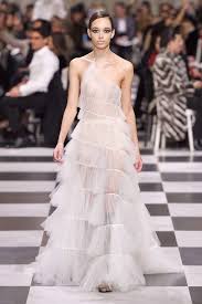 L'abito da sera si accorcia vertiginosamente per l'autunno inverno 2019/2020. Christian Dior Stile Di Moda Abiti Da Sposa Dior Christian Dior Couture