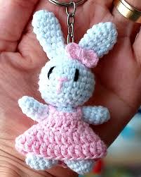 Elbiseli Tavsan Anahtarlik Yapimi Orgu Amigurumi Anahtarlik