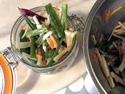 Mixer la roquette, l'huile d'olive , l'eau et le sel. Condiment De Blettes Et Oignons Nouveaux Suris Ni Cru Ni Cuit