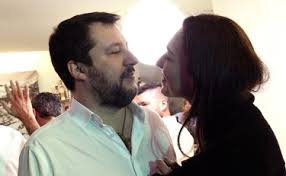 Matteo salvini / m a t ˈ t ɛ ː o s a l ˈ v i ː n i / b, né le 9 mars 1973 à milan, est un homme politique italien. Sorpresa Di Matteo Salvini A Francesca Verdini Party Sul Tevere Baci E Balli Il Tempo