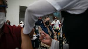 Los mexicanos mayores de 60 años. Confusion Y Desinformacion Asi Comienza La Vacunacion Contra Covid 19 En Ecatepec