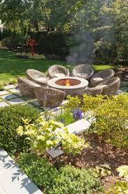 Moderne Gartengestaltung Mit Einer Feuerstelle In Der Mitte Hintergarten Feuerstelle Garten Feuerstellen Im Freien