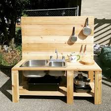 Eine Matschkuche Bauen Fur Mehr Spielspass Im Garten So Gehts Matschkuche Bauen Fur Den Kinder Spielplatz Diy Mud Kitchen Mud Kitchen Mud Kitchen For Kids
