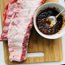 Am sa pregatesc coaste de porc, dar nu prajite ci la cuptor. Coaste De Porc ScÄƒricicÄƒ La Cuptor Cu Sos Barbeque È™i SalatÄƒ Coleslaw Cu Iaurt È™i Miere Chef Nicolaie Tomescu