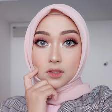 Daftar isi makeup natural wisuda membersihkan wajah sebelum menggunakan makeup langkah pertama make up wisuda yang harus kamu lakukan adalah membersihkan wajah. Penampilan Makin Anggun Dengan Inspirasi Makeup Wisuda Natural Untuk Hijabers Ini
