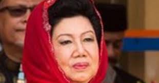 Sultan i̇smail petra'nın dul eşi ve şu anki sultan'ın sultan muhammed v annesidir. Warisan Raja Permaisuri Melayu Ymm Raja Perempuan Tengku Anis Almarhum Tengku Abdul Hamid