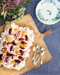Pavlova Aux Prunes Epices Et Porto Pour 8 Personnes Recettes Elle A Table Recette Pavlova Recette Pavlova Recettes De Cuisine