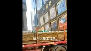 位於廣東省深圳福田區華強北的賽格大廈，於今日 ( 18 日) 下午 2 點左右突然出現搖動，原因暫時未明。 民眾感受晃動後四處疏散，暫時沒有傷亡報告。 賽格大廈整棟在下午無故出現晃動，引致大批市民慌張撤離。 目前整棟大廈已經完全封閉. Gdyx2mwdqwfhnm