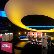 Ella leyers valt in de slimste mens ter wereld niet alleen op door haar quiztalent, maar ook door haar outfits. Videohouse Studio 1 De Slimste Mens Ter Wereld Now Closed Vilvoorde Vlaams Brabant