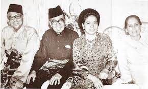 Penganugerahan ini akan menjadi kenangan manis kepada keluarga tun razak. Tun Abdul Razak Umno