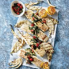 25 Recettes A Cuisiner Sur Le Barbecue Coup De Pouce Food Bbq Cheese Board
