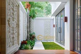 Karena lahannya terbatas, tanaman rambat lebih direkomendasikan untuk diaplikasikan pada taman mungil ini. Inspirasi Desain Taman Belakang Rumah Mungil Yang Super Keren Arsitag