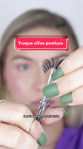 Desse jeito fica muito mais fácil de colar cílios! Guarde a outra metade  pra usar em outro cílios, assim ele ficará mais volumoso 💚