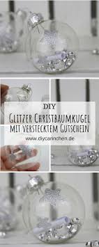 Diy Christbaumkugeln Mit Glitzer Verzieren Und Mit Gutschein Befullen Christbaumkugeln Weihnachtsbaum Basteln Gutschein Basteln Weihnachten