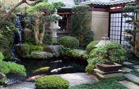 Jangan letakkan lampu taman yang tinggi di dekat kolam agar tidak berebut perhatian. 9 Inspirasi Desain Air Terjun Mini Untuk Halaman Rumah Menyejukkan