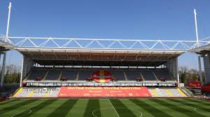 Une nouvelle banderole d'un groupe de supporters parisiens fait polémique par yoann beauvois le 7 avril 2021 à 08:19 modifié le 7 avril 2021 à 08:38 Rc Lens Nimes Des Banderoles En Vue Du Derby Face A Lille Dans Les Tribunes De Bollaert