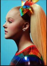 🔗: bit.ly/4j8x8Si Jojo Siwa has done it again. The performer arrived at  the GLAAD Media Awards in Los Angeles