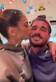 Tini a los besos con De Paul