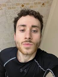 Meine Freundin sagt, mein Bart sieht doof aus, weil er orange und braun  ist, während der Rest meiner Haare einfach nur braun ist. Irgendwie  entmutigend, um ehrlich zu sein, besonders da ich ihn gerade erst anfange  zu mögen. Zwei Wochen dabei. Das ...