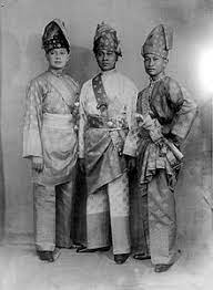 Masyarakat siam ini yang berasal dari thailand dan kebanyakannya beragama buddha namun berasimilasi dengan budaya melayu seperti dalam aspek makanan dan kehidupan seharian. Baju Melayu Wikipedia