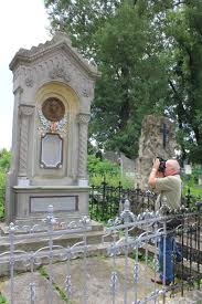 La mormântul lui aron pumnul. La CernÄuÈi Cu Eminescu Presa De Turism