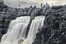 Gunung ijen adalah sebuah gunung berapi aktif yang terletak di daerah kabupaten banyuwangi, jawa timur, indonesia. Merayakan 100 Tahun Dam Kawah Gunung Ijen Melalui Kartu Pos Halaman All Kompas Com