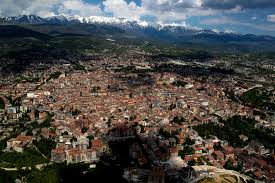 Il 6 aprile del 2009 alle ore 3:32 di notte una scossa di terremoto di magnitudo 6,3 colpì l'aquila e l'intero abruzzo provocando 309 vittime, più di 1500 feriti e circa 80mila sfolllati. L Aquila Wikipedia