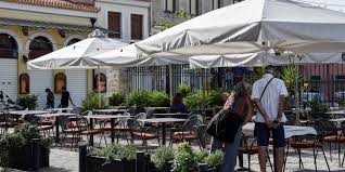 Ανοίγουν και πάλι από αύριο, δευτέρα 25 μαΐου, τα καταστήματα εστίασης με διαφορετικά ωστόσο δεδομένα λειτουργίας, λόγω της πανδημίας του κορονοϊού. Idiokthtes Estiashs Throyntai Sto Akeraio Ta Metra Ygieinhs Exoyn Ependy8ei Shmantika Kondylia Ellada Iefimerida Gr