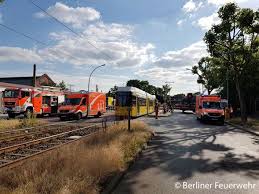 Berlin In Rummelsburg Bezirk Lichtenberg Wurde Ein 14 Jahriges Madchen Auf Ihrem Fahrrad Von Einer Strassenbahn Feuerwehr Feuerwehr Berlin Feuerwehr Magazin
