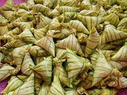 Ketupat daun pisang menggantikan ketupat daun palas kerana daun palas susah untuk mendapatkannya.lagipun daun mahal. Cara Cara Buat Ketupat Palas Lemak Versi Kelantan Untuk Hidangan Pagi Raya