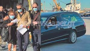 Η τελευταία πράξη του δράματος που συγκλόνισε όλη τη χώρα γράφεται σήμερα στην αλόννησο καθώς στις 15:00, θα πραγματοποιηθεί η κηδεία της 20χρονης καρολάιν. Ghwheotf8hho2m