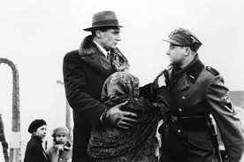 Der rote mantel des kleinen mädchens verändert unsere wahrnehmung, wenn wir den film schindlers liste sehen. Blickpunkt Film Film Schindlers Liste